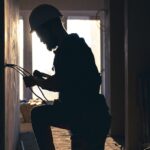 Elektriker som arbetar